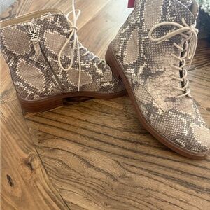 Sam Edelman’s Women's Taupe Snake-Print Lace-Up Ankle Boots size 8